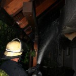 Löscharbeiten vor dem Wohnhaus